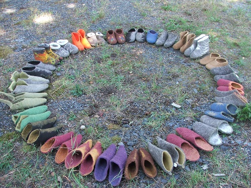 Des chaussons déposés en cercle